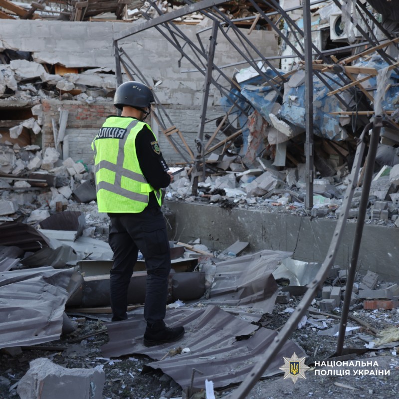 поліція документує наслідки ворожого обстрілу по місту Харків