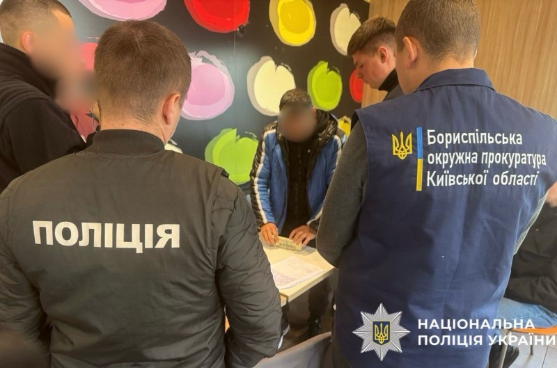 На фото затриманий, поліцейські та працівник прокуратури.