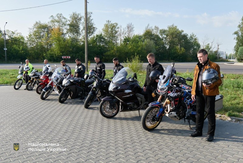 Для ветеранів і поліцейських, які пройшли через горнило війни, пам'ять про побратимів — не просто слова. Це - шлях, який вони продовжують долати щодня. Аби вшанувати тих, хто не повернувся з фронту, та з нагоди Дня пам’яті захисників і захисниць України поліцейські Прикарпаття організували мотопробіг — своєрідну дорогу пам’яті.