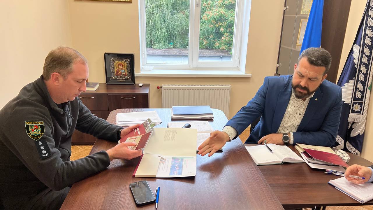 поліцейські луганщини об’єднують зусилля з міжнародним комітетом червоного хреста в розшуку зниклих безвісті