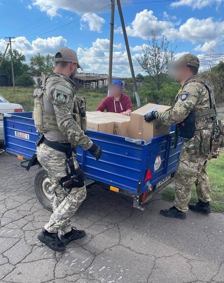 поліцейські привезли гуманітарну допомогу жителям чотирьох прифронтових сіл на херсонщині