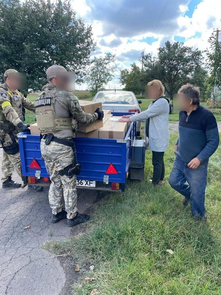поліцейські привезли гуманітарну допомогу жителям чотирьох прифронтових сіл на херсонщині
