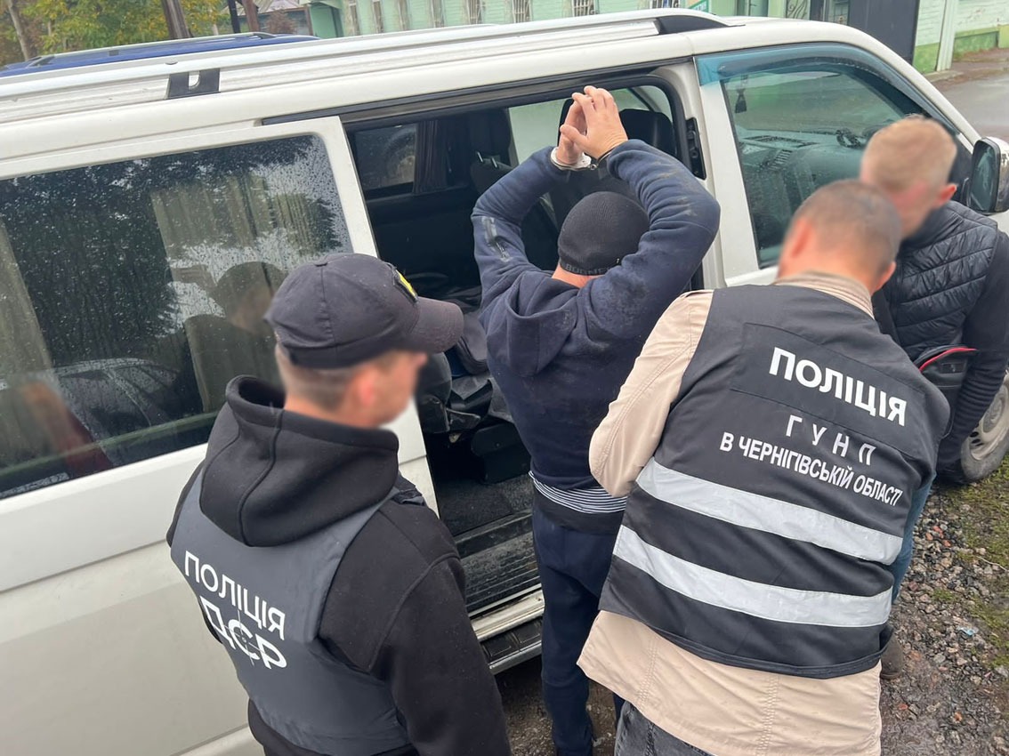 на чернігівщині поліція затримала організовану злочинну групу наркоторговців