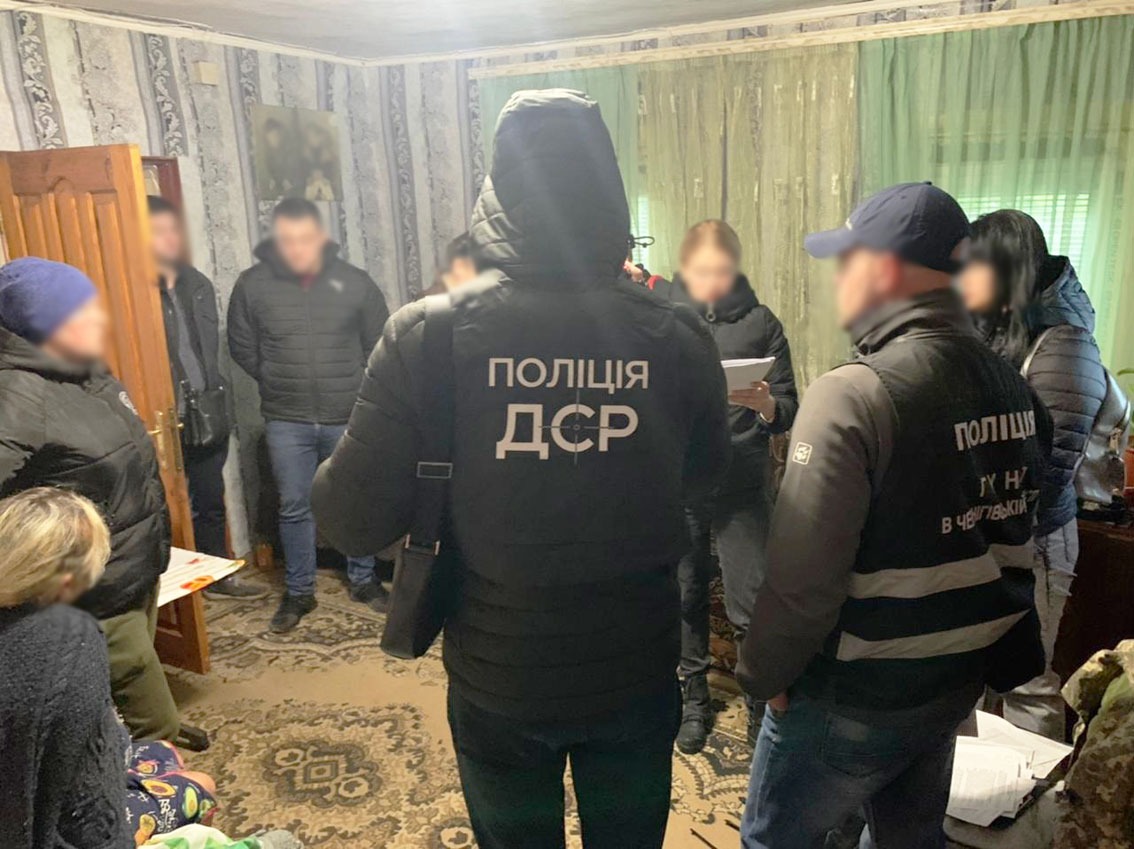 на чернігівщині поліція затримала організовану злочинну групу наркоторговців