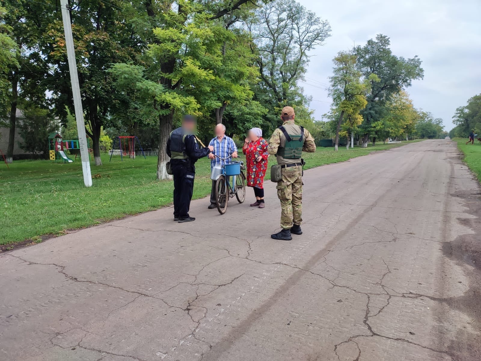 поліція забезпечує правопорядок у населених пунктах бериславського району, які обстрілює російська армія