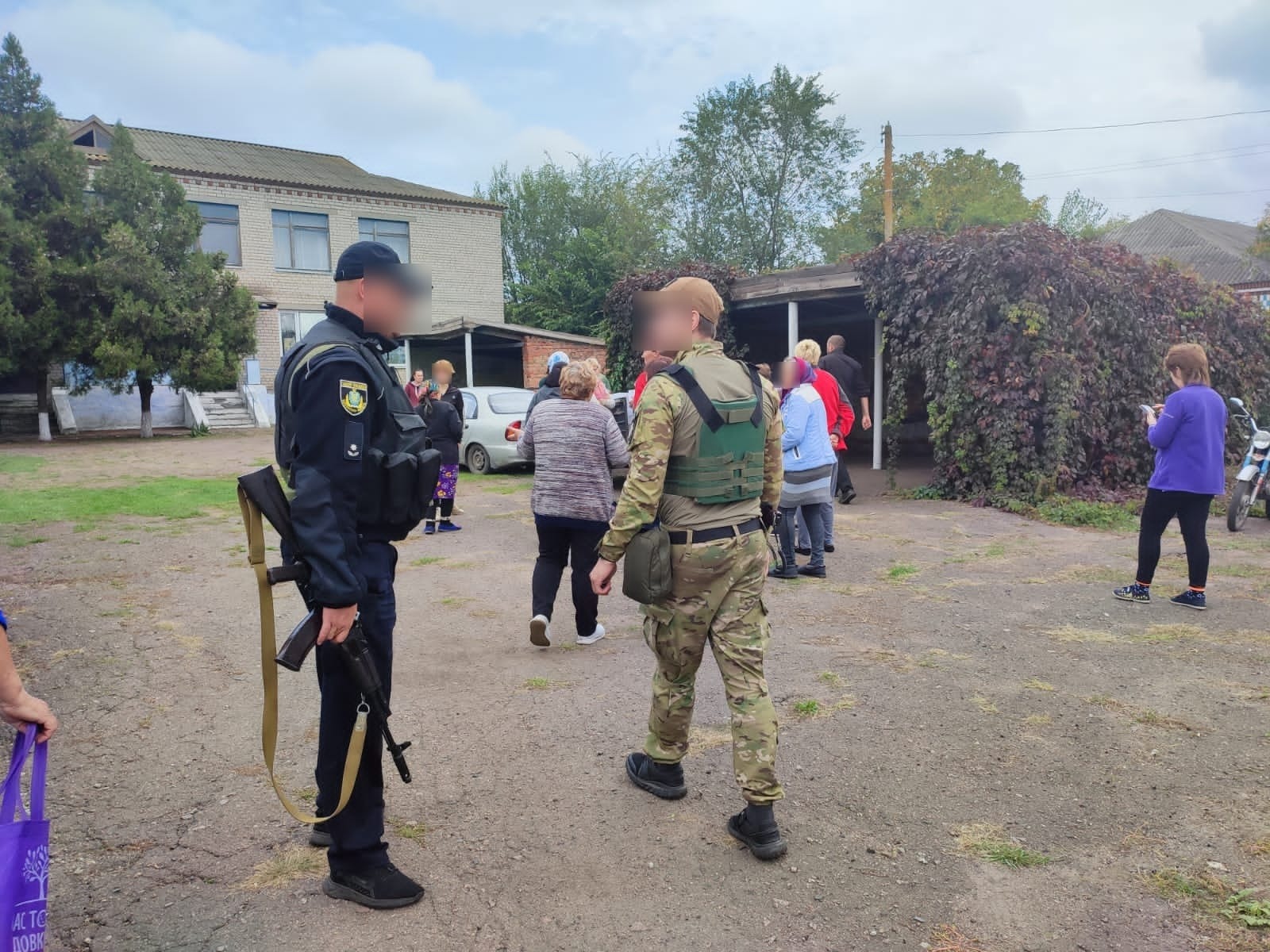 поліція забезпечує правопорядок у населених пунктах бериславського району, які обстрілює російська армія