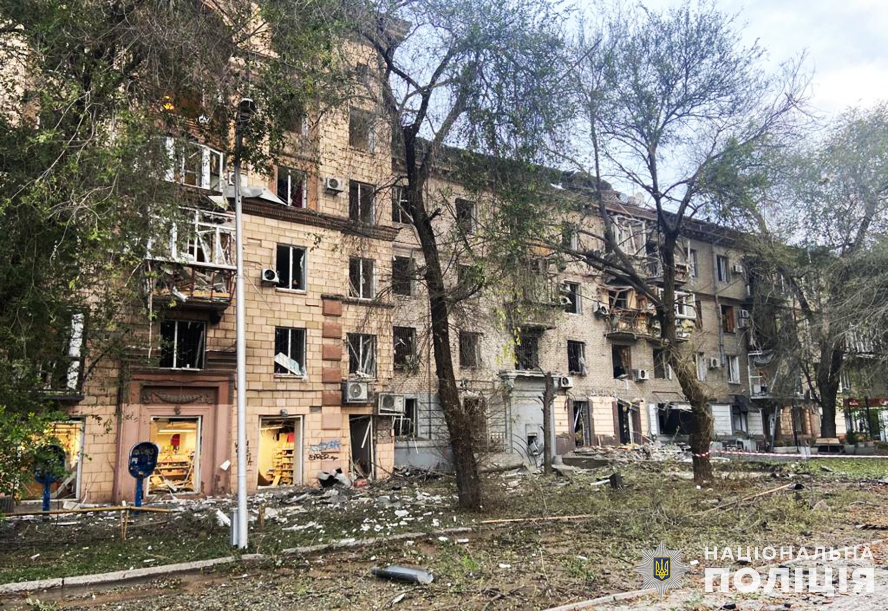 ранковий ракетний обстріл житлових кварталів запоріжжя: поліцейські документують наслідки шести ударів