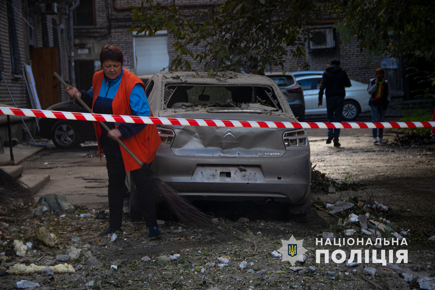 ранковий ракетний обстріл житлових кварталів запоріжжя: поліцейські документують наслідки шести ударів