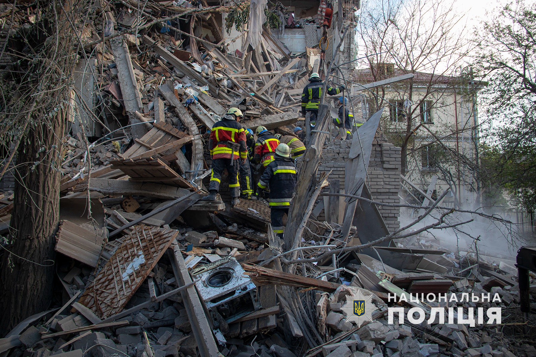 ранковий ракетний обстріл житлових кварталів запоріжжя: поліцейські документують наслідки шести ударів