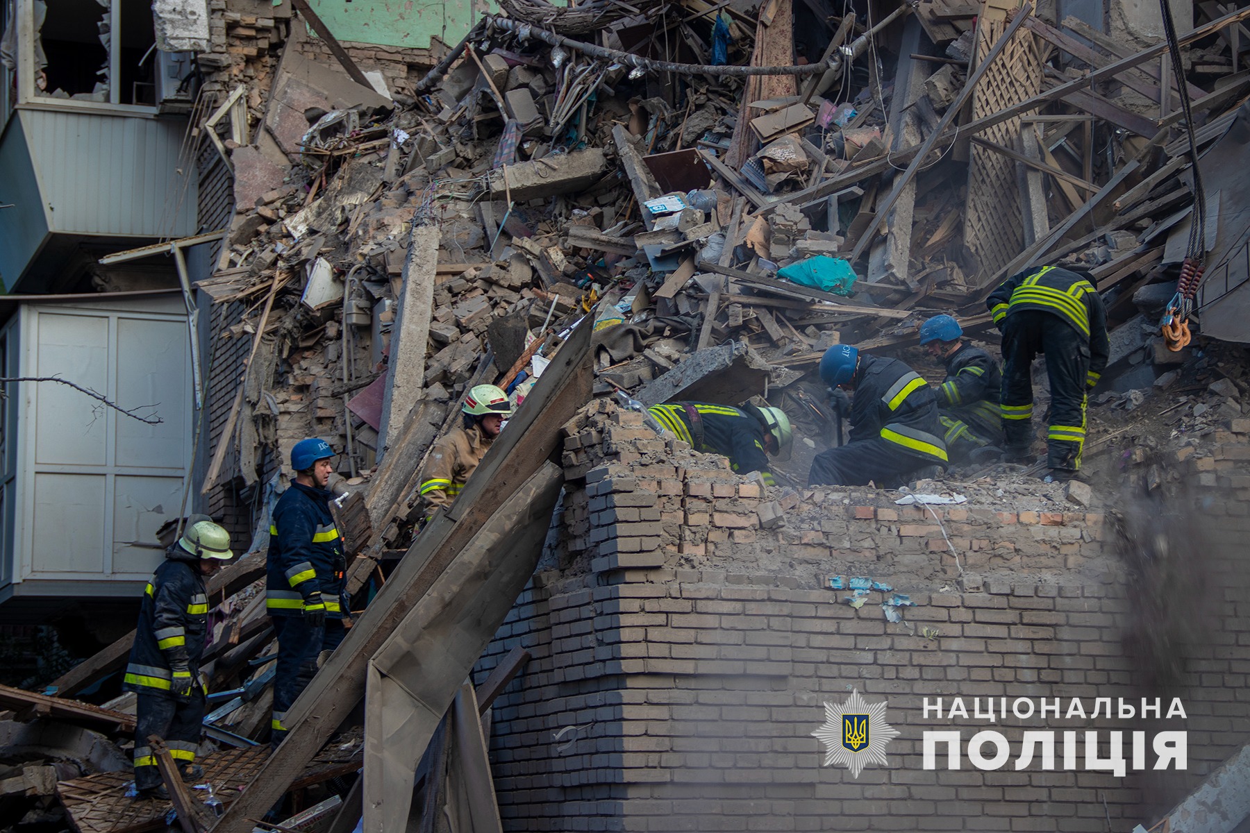 ранковий ракетний обстріл житлових кварталів запоріжжя: поліцейські документують наслідки шести ударів