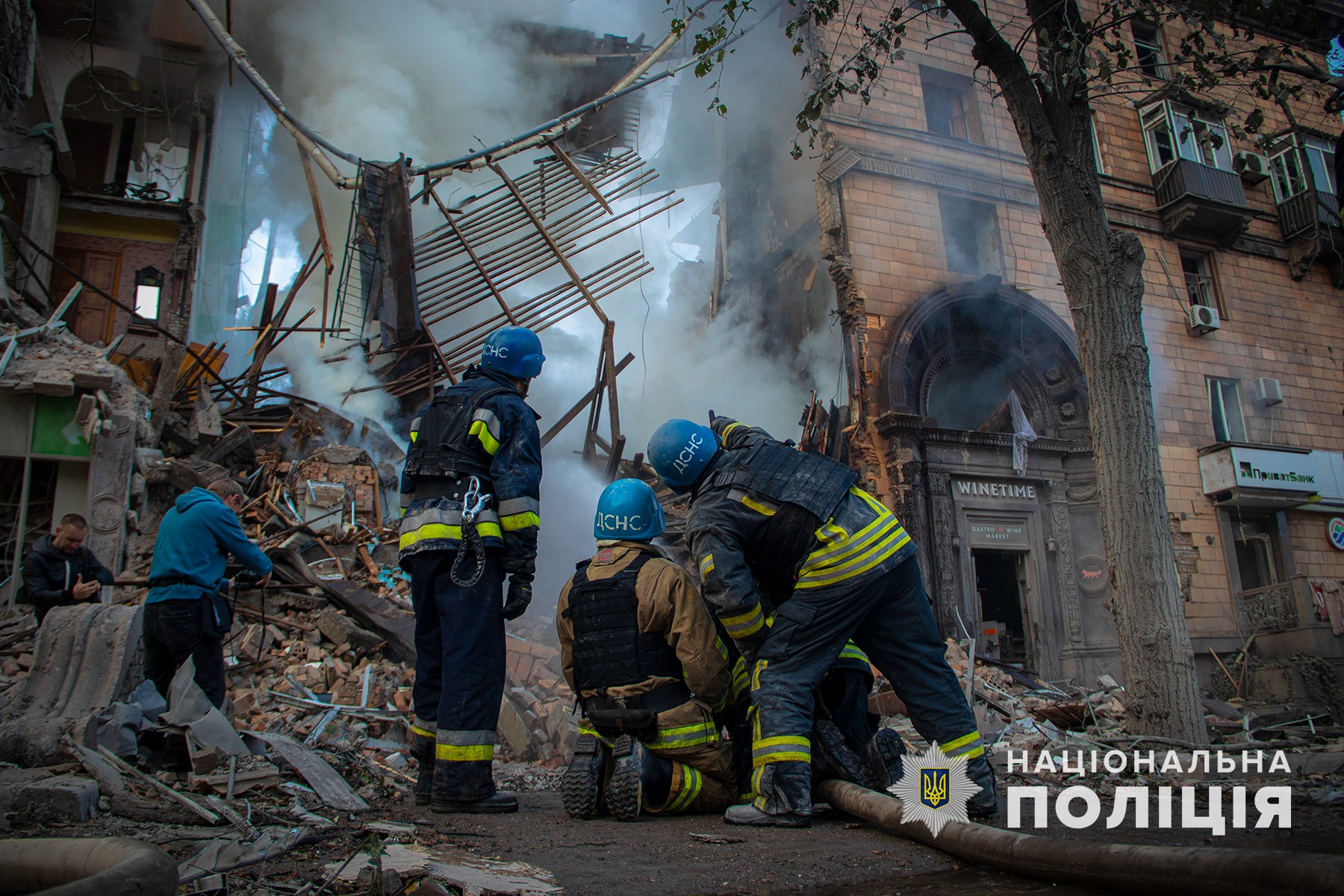ранковий ракетний обстріл житлових кварталів запоріжжя: поліцейські документують наслідки шести ударів