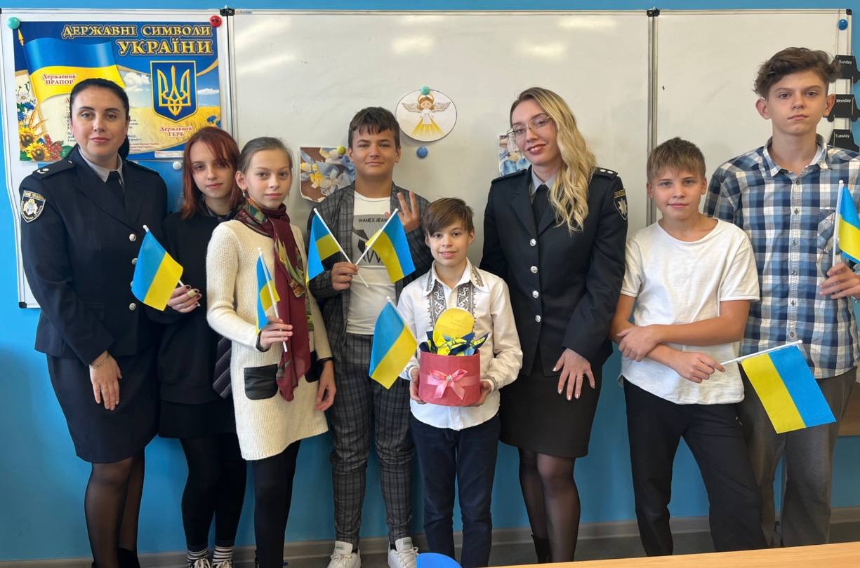 у кам`янському поліцейські з дітьми намалювали малюнки та виготовили обереги для українських захисників