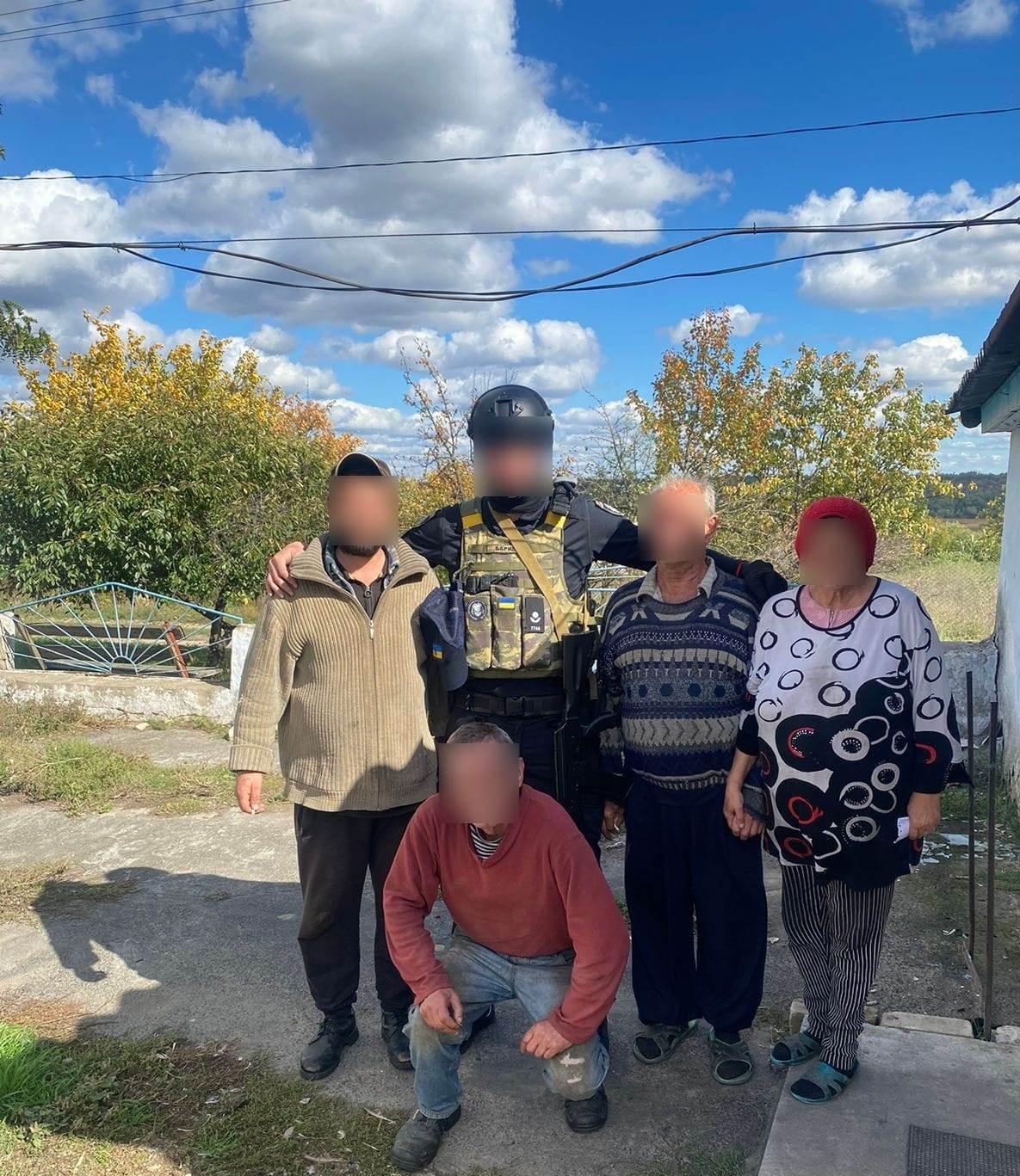 на херсонщині поліцейські привезли продукти харчування жителям деокупованих сіл високопільської громади