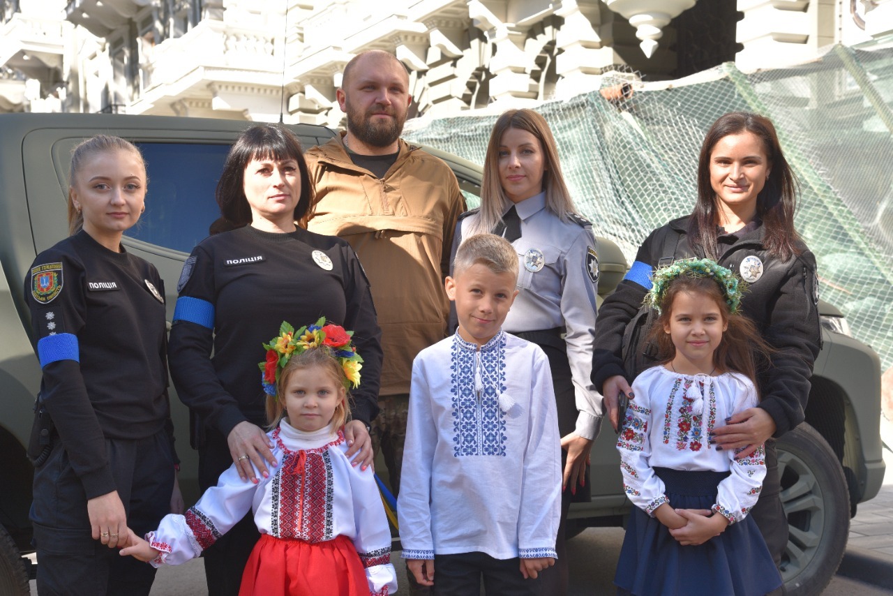 маленькі одесити привітали правоохоронців із днем захисників і захисниць україни