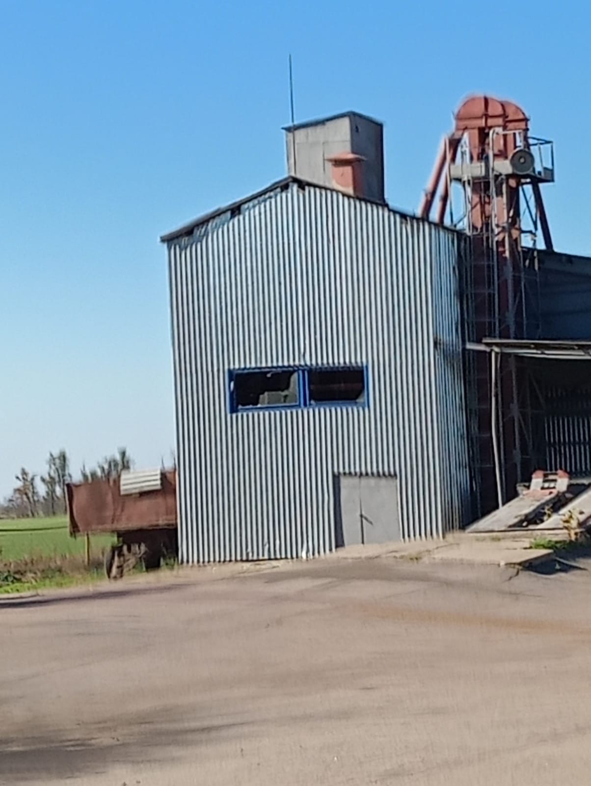 поліція фіксує наслідки ворожих обстрілів міста дніпра та нікопольського району