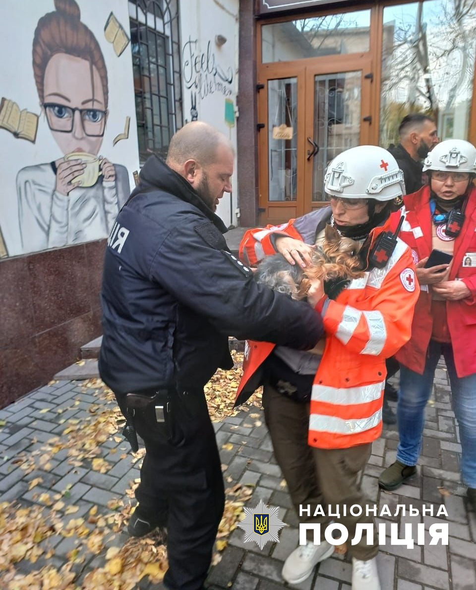 ракетна атака на запоріжжя: постраждали поліцейські та цивільні громадяни