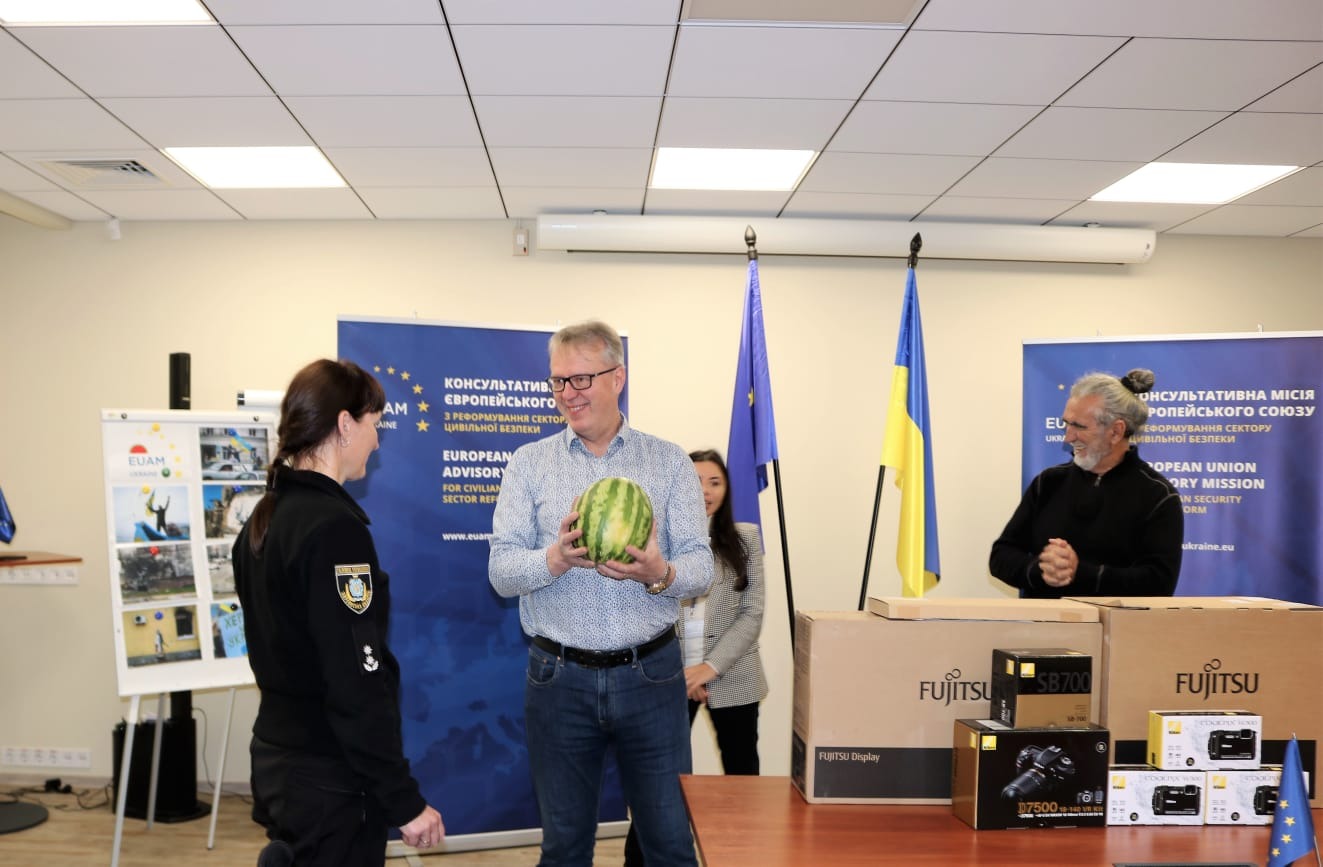 консультативна місія єс передала криміналістам поліції херсонщини сучасне іт-обладнання для фіксації та розслідування воєнних злочинів армії рф