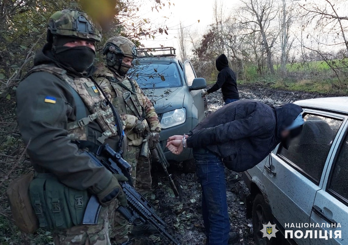 на миколаївщині правоохоронці перекрили незаконний канал поставки вогнепальної зброї та боєприпасів