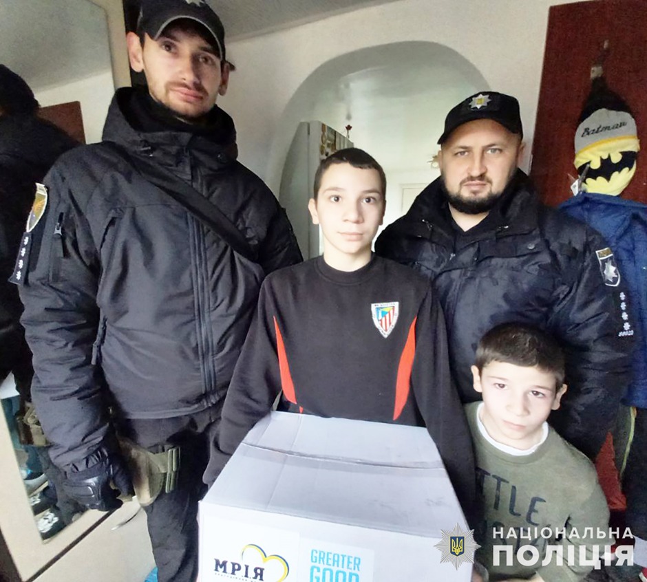 підтримка та піклування: поліцейські офіцери громад доставили гумдопомогу жителям прифронтових населених пунктів