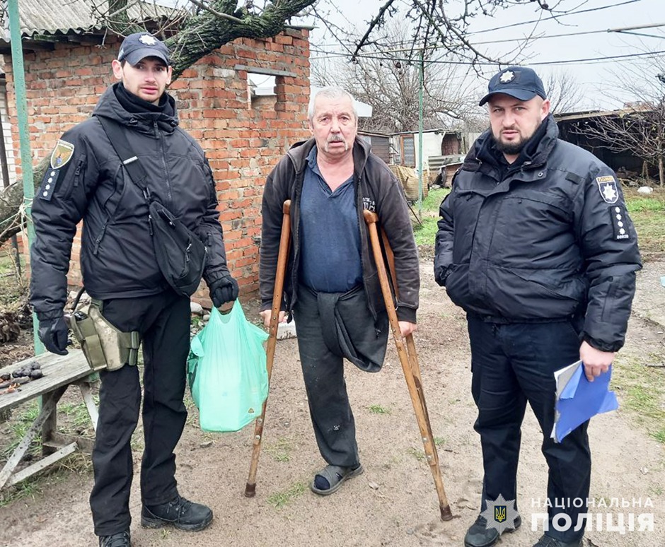 підтримка та піклування: поліцейські офіцери громад доставили гумдопомогу жителям прифронтових населених пунктів