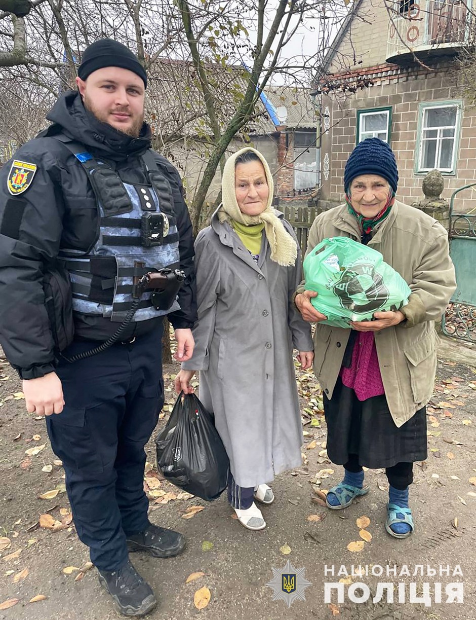 підтримка та піклування: поліцейські офіцери громад доставили гумдопомогу жителям прифронтових населених пунктів