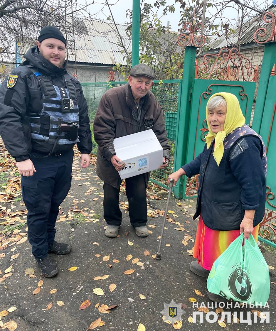 підтримка та піклування: поліцейські офіцери громад доставили гумдопомогу жителям прифронтових населених пунктів