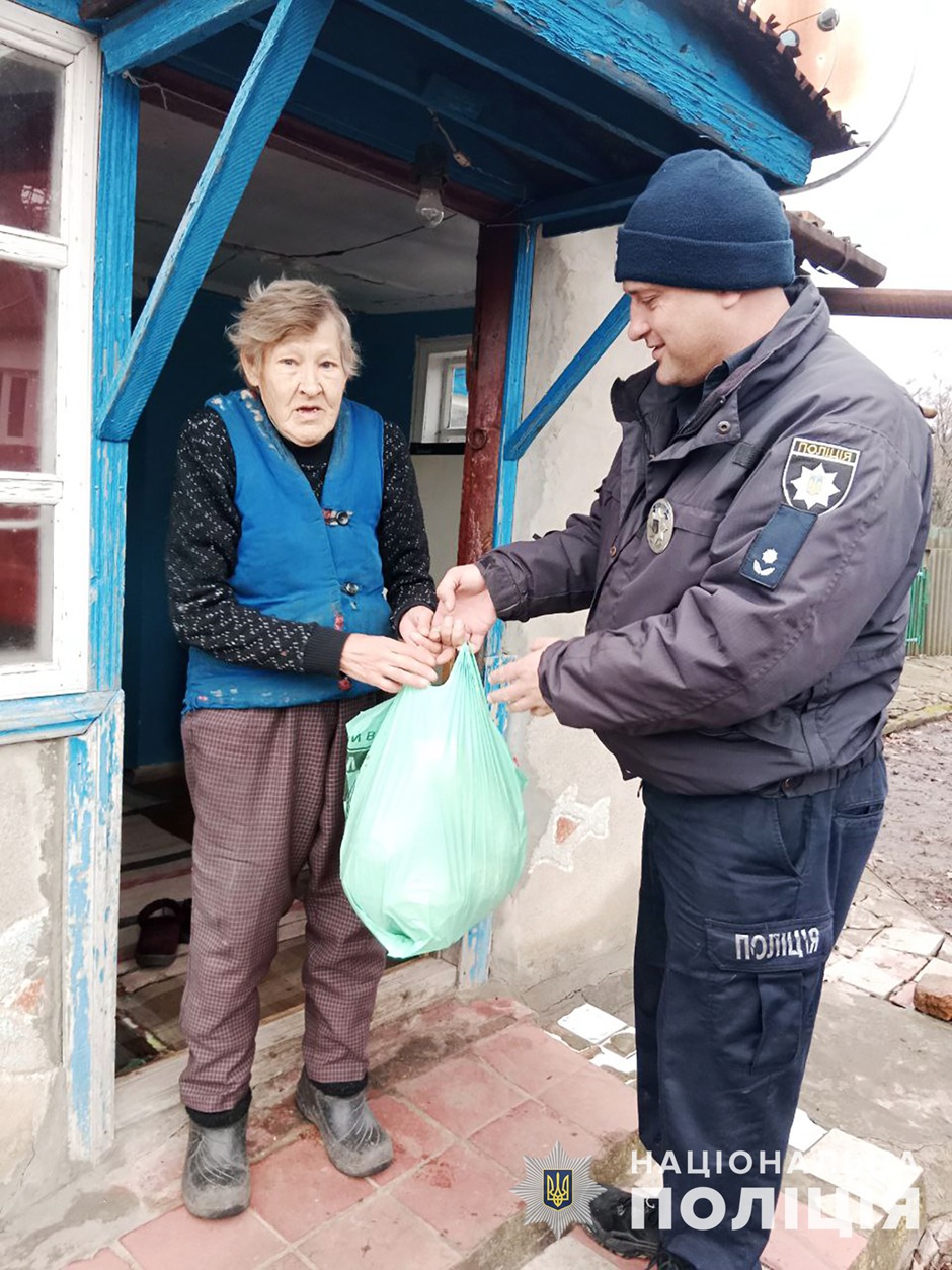 підтримка та піклування: поліцейські офіцери громад доставили гумдопомогу жителям прифронтових населених пунктів