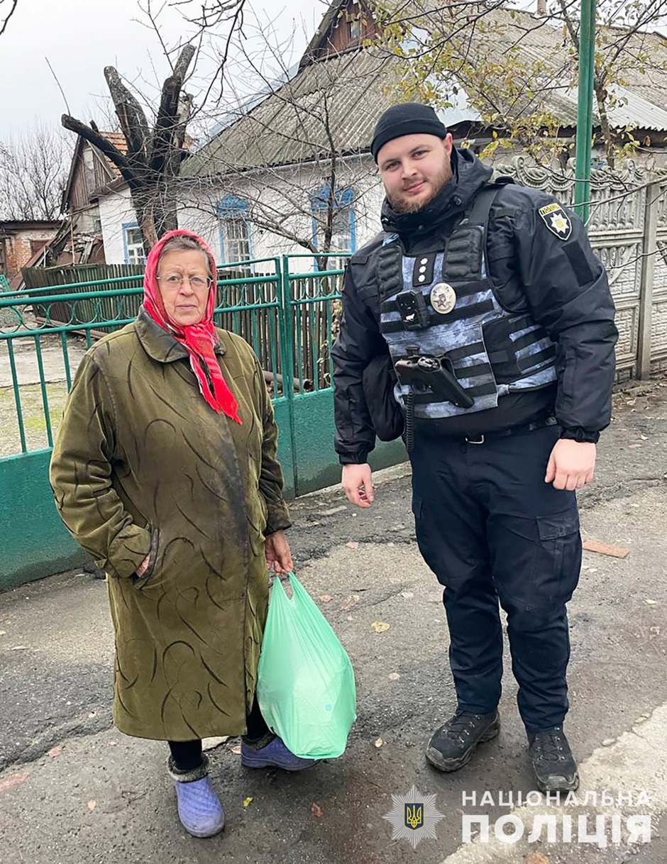 підтримка та піклування: поліцейські офіцери громад доставили гумдопомогу жителям прифронтових населених пунктів