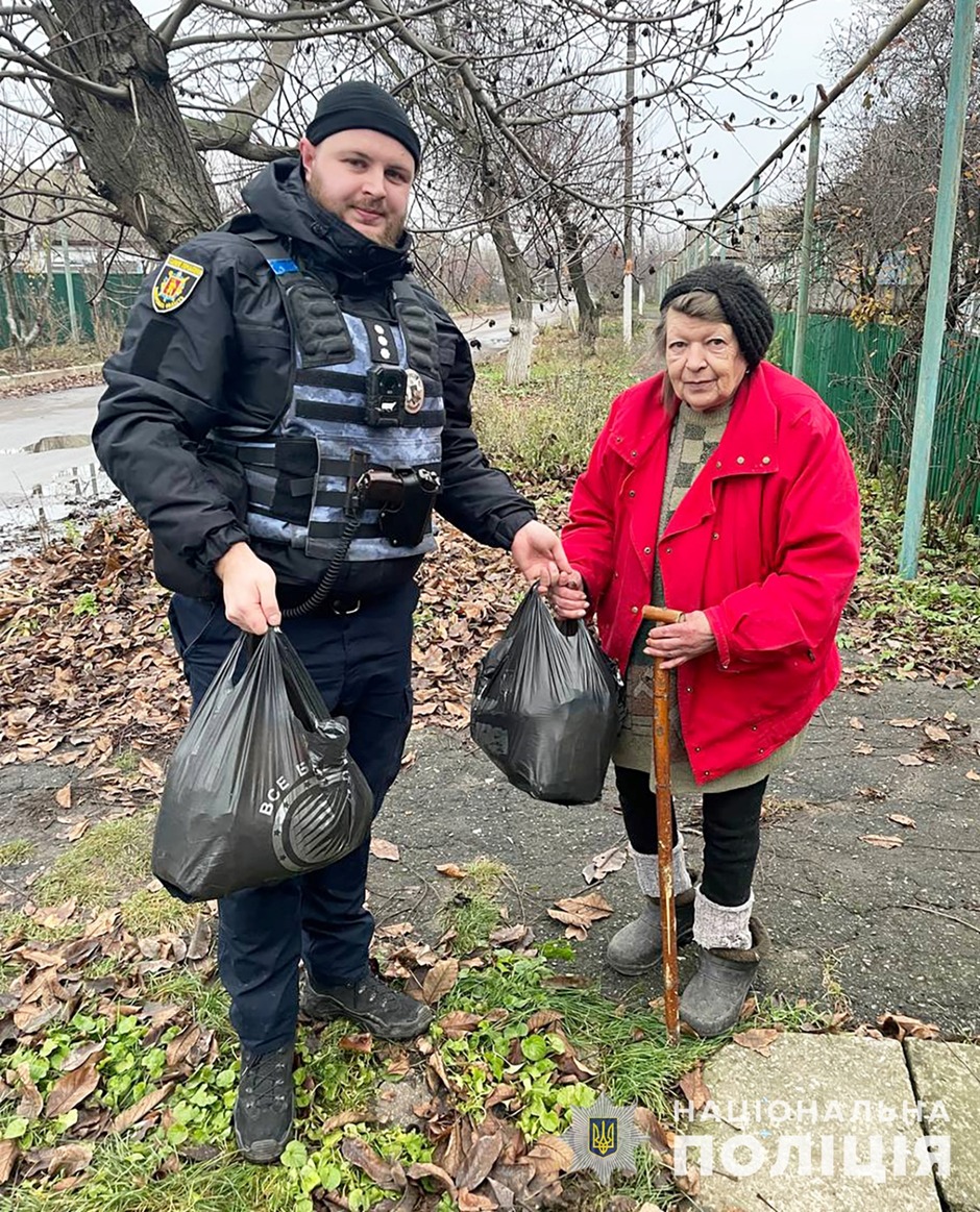 підтримка та піклування: поліцейські офіцери громад доставили гумдопомогу жителям прифронтових населених пунктів