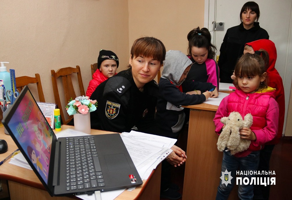 у запоріжжі поліцейські привітали дітей-переселенців з всесвітнім днем дитини