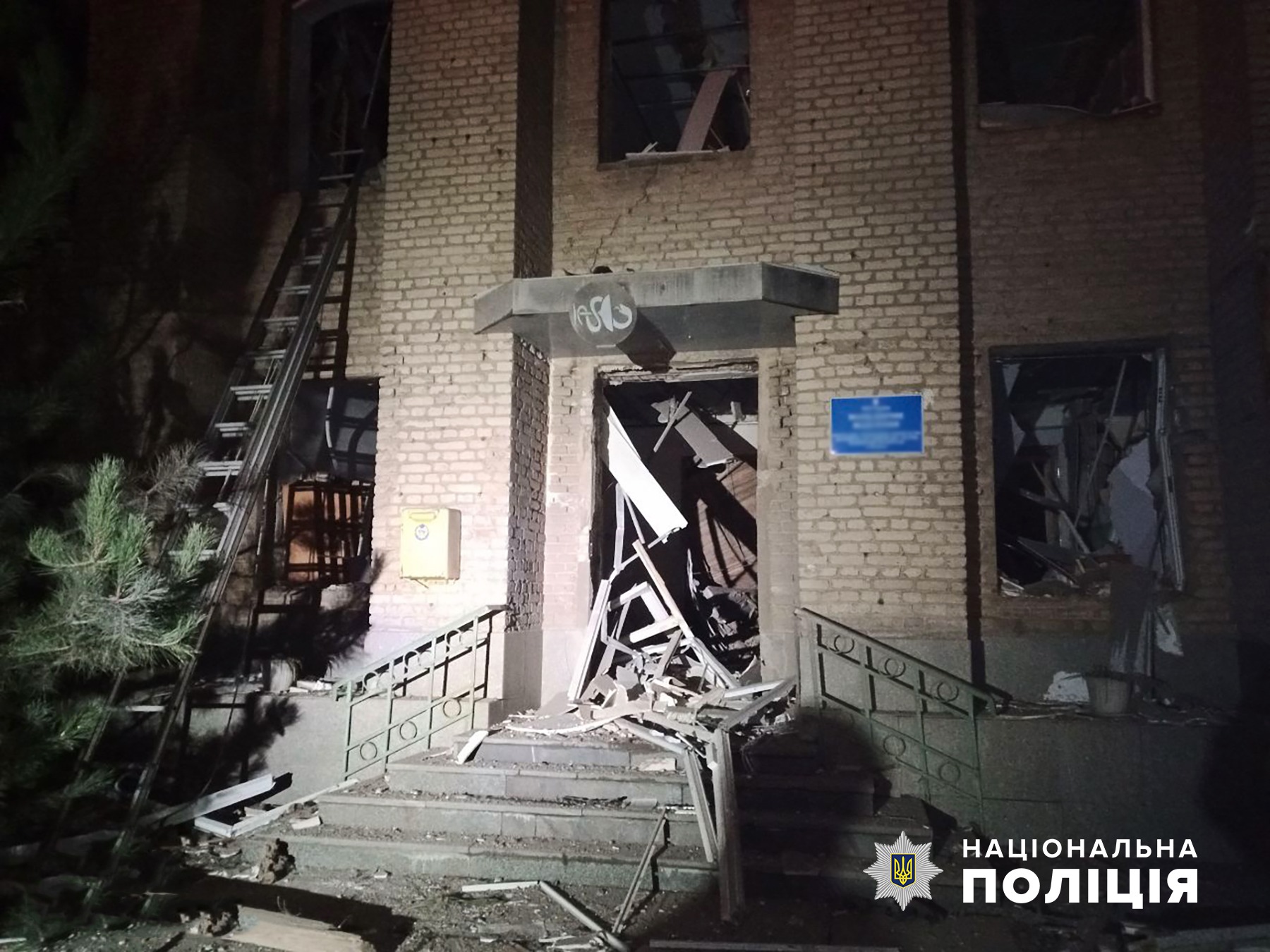 обірвано життя, яке тільки-но народилося: поліцейські документують наслідки ворожих ударів по пологовому відділенню медзакладу (відео)
