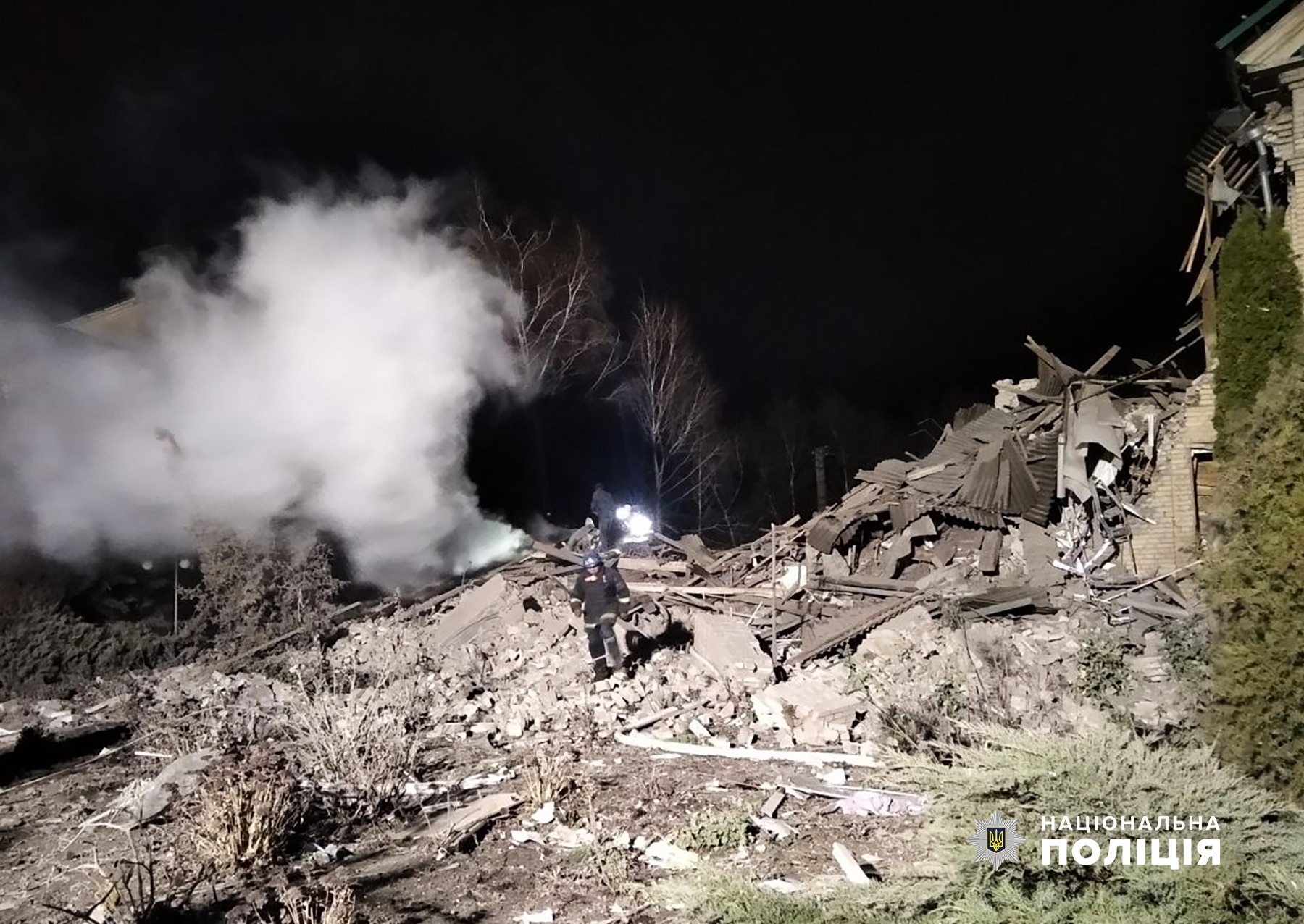 обірвано життя, яке тільки-но народилося: поліцейські документують наслідки ворожих ударів по пологовому відділенню медзакладу (відео)