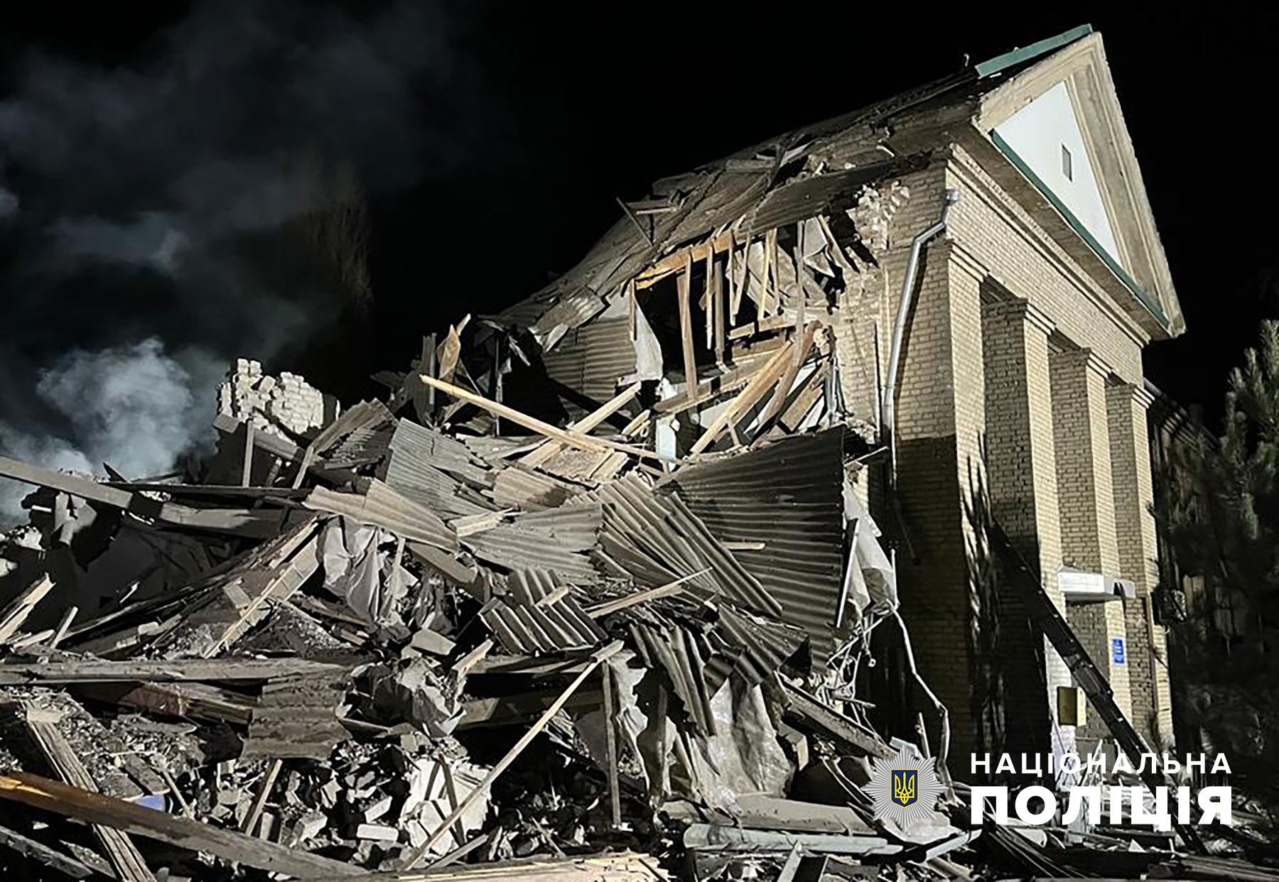 обірвано життя, яке тільки-но народилося: поліцейські документують наслідки ворожих ударів по пологовому відділенню медзакладу (відео)