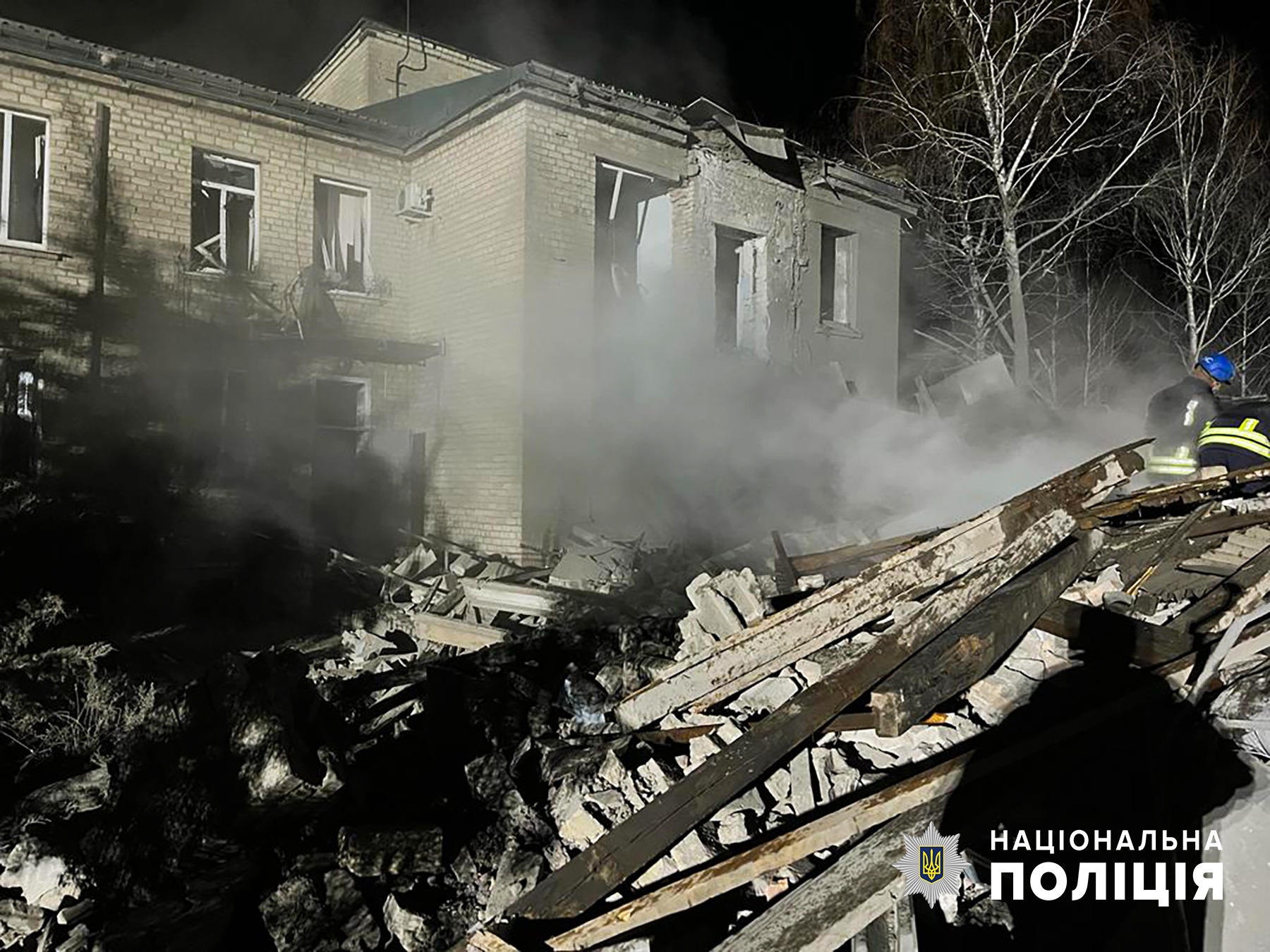 обірвано життя, яке тільки-но народилося: поліцейські документують наслідки ворожих ударів по пологовому відділенню медзакладу (відео)
