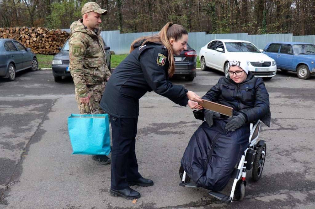 «хлопець, який не дає людям загубитися в темряві»:  поліцейські вручили подяку михайлові йоличу, який власноруч виготовляє флікери та вчить дорослих бути незламними