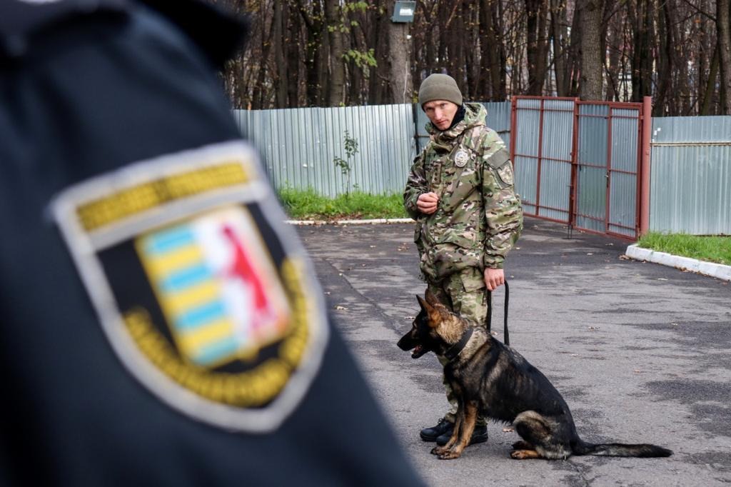 «хлопець, який не дає людям загубитися в темряві»:  поліцейські вручили подяку михайлові йоличу, який власноруч виготовляє флікери та вчить дорослих бути незламними
