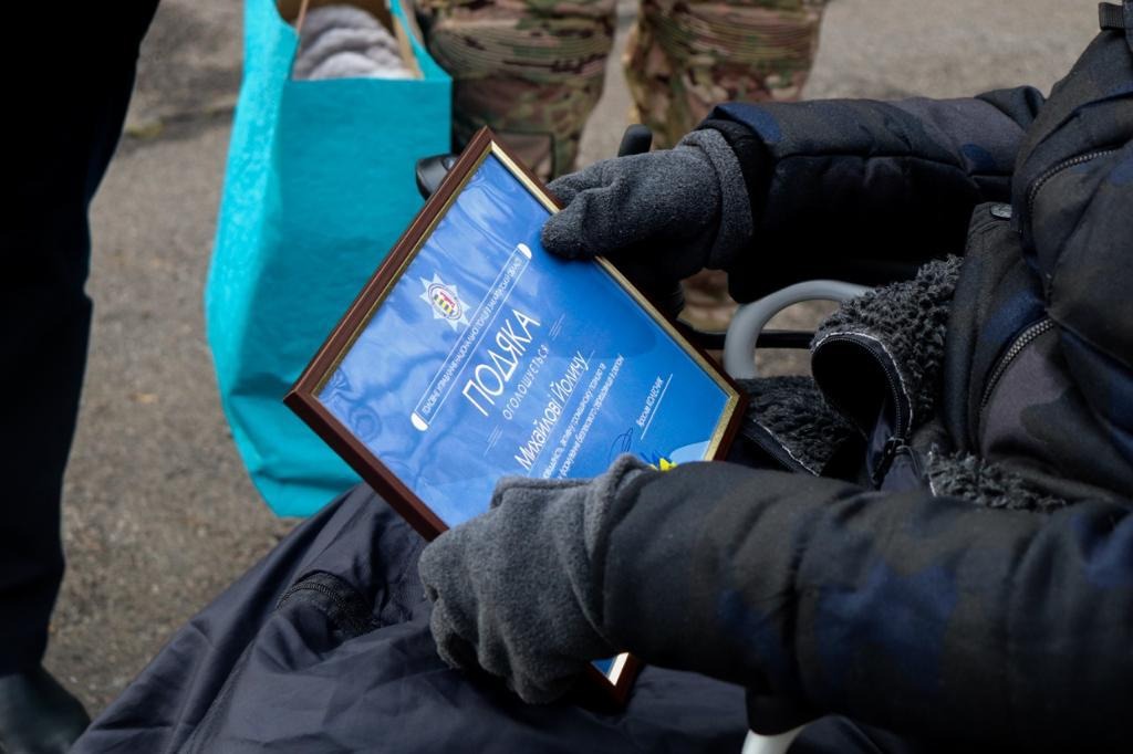 «хлопець, який не дає людям загубитися в темряві»:  поліцейські вручили подяку михайлові йоличу, який власноруч виготовляє флікери та вчить дорослих бути незламними