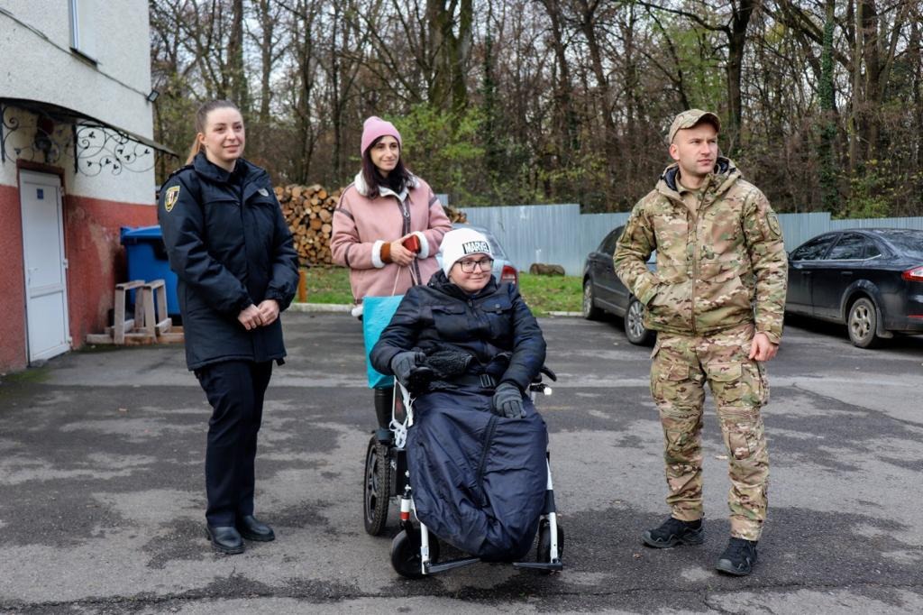 «хлопець, який не дає людям загубитися в темряві»:  поліцейські вручили подяку михайлові йоличу, який власноруч виготовляє флікери та вчить дорослих бути незламними
