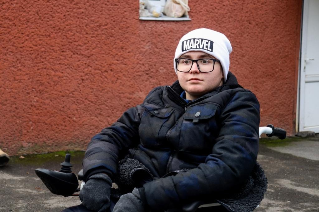 «хлопець, який не дає людям загубитися в темряві»:  поліцейські вручили подяку михайлові йоличу, який власноруч виготовляє флікери та вчить дорослих бути незламними