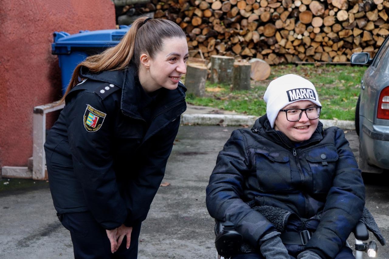 «хлопець, який не дає людям загубитися в темряві»:  поліцейські вручили подяку михайлові йоличу, який власноруч виготовляє флікери та вчить дорослих бути незламними