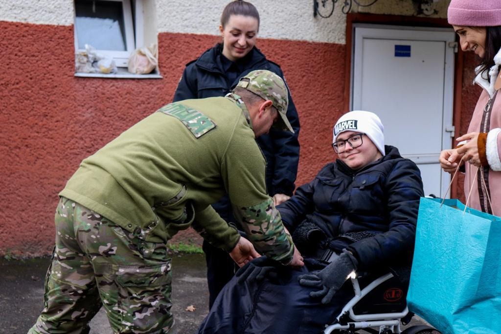 «хлопець, який не дає людям загубитися в темряві»:  поліцейські вручили подяку михайлові йоличу, який власноруч виготовляє флікери та вчить дорослих бути незламними