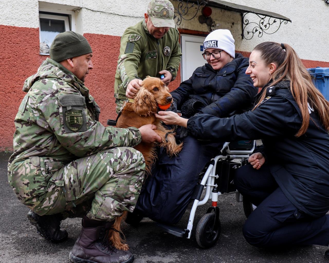 «хлопець, який не дає людям загубитися в темряві»:  поліцейські вручили подяку михайлові йоличу, який власноруч виготовляє флікери та вчить дорослих бути незламними