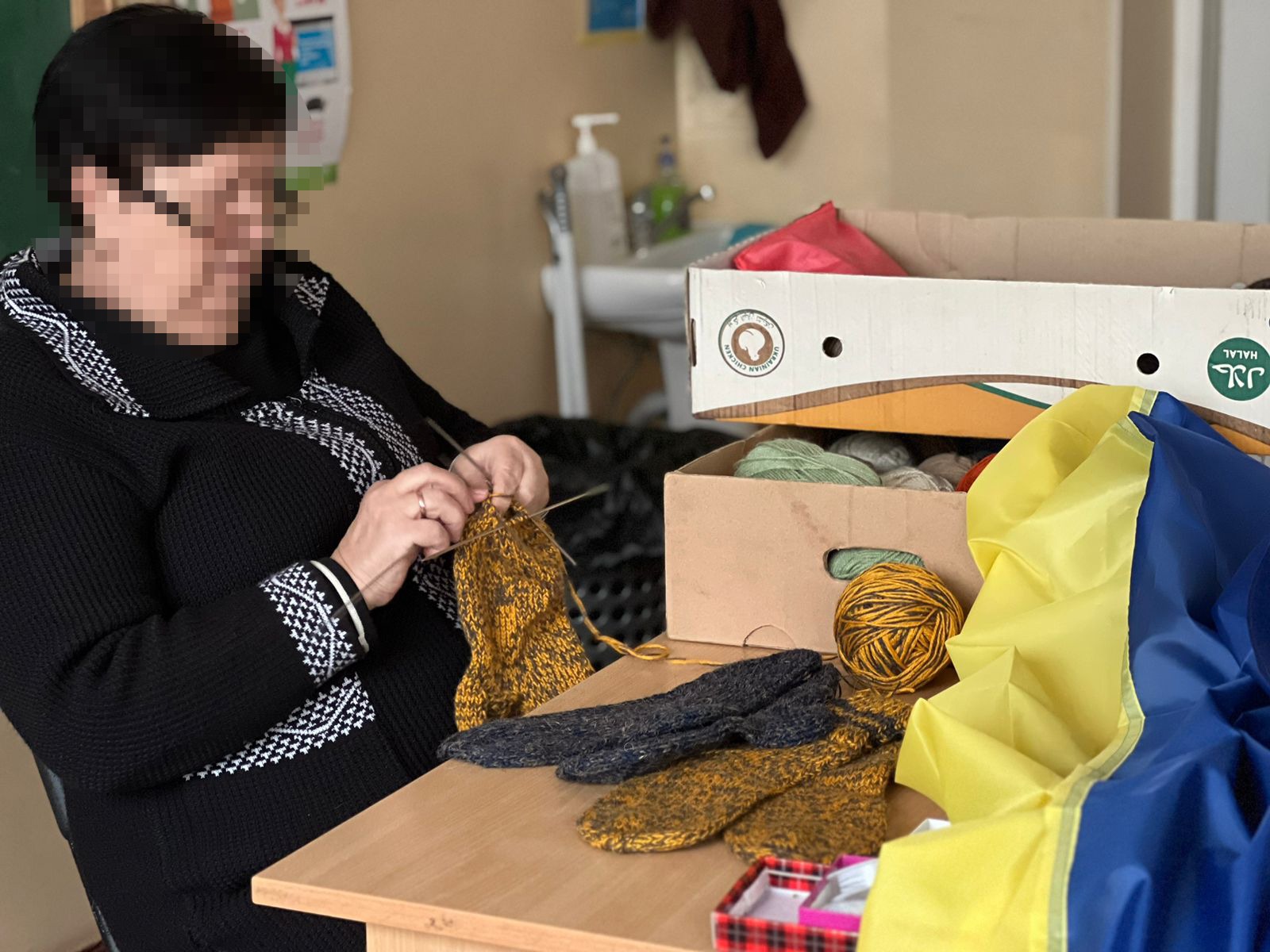 в одеській області діти виготовляють необхідні речі для поліцейських, які проводять стабілізаційні заходи на деокупованих територіях херсонщини