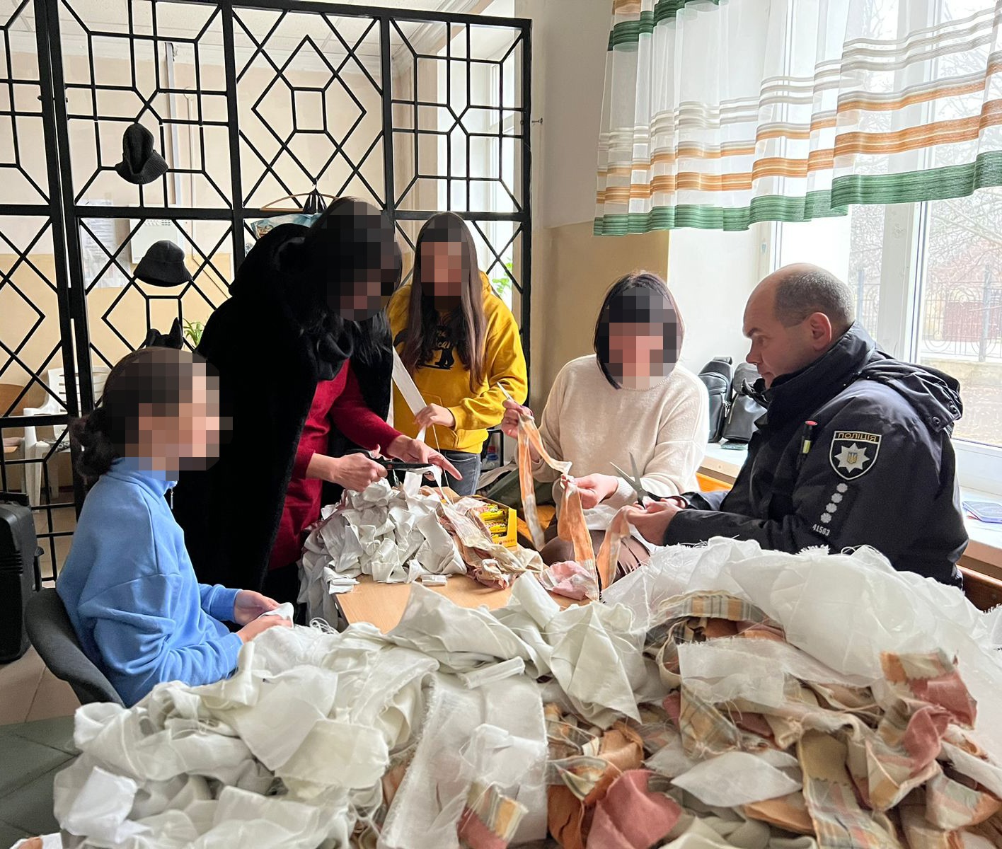в одеській області діти виготовляють необхідні речі для поліцейських, які проводять стабілізаційні заходи на деокупованих територіях херсонщини