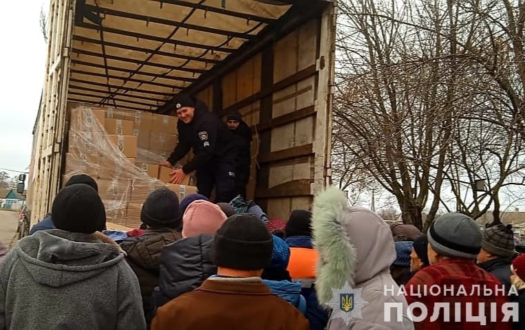 поліцейські разом із волонтерами продовжують доставляти гуманітарні вантажі у нещодавно звільнену снігурівщину