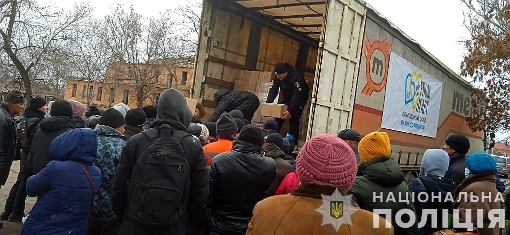 поліцейські разом із волонтерами продовжують доставляти гуманітарні вантажі у нещодавно звільнену снігурівщину
