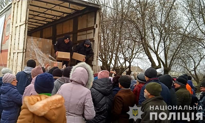 поліцейські разом із волонтерами продовжують доставляти гуманітарні вантажі у нещодавно звільнену снігурівщину