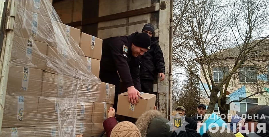 поліцейські разом із волонтерами продовжують доставляти гуманітарні вантажі у нещодавно звільнену снігурівщину
