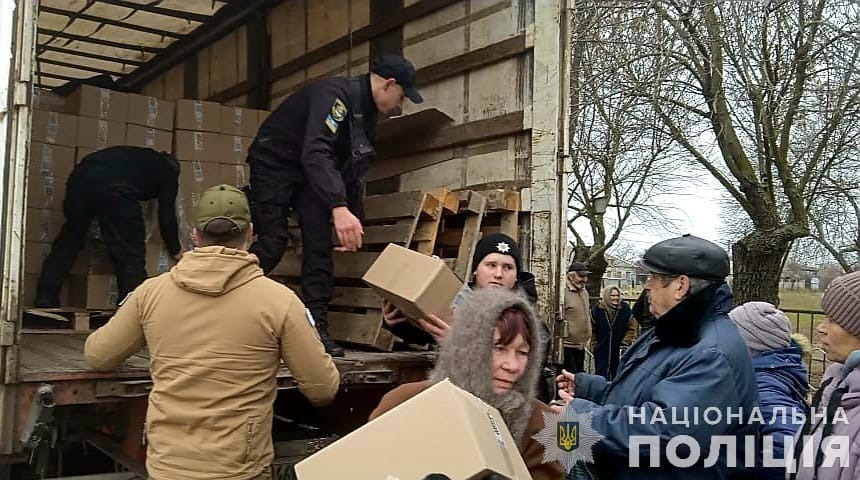 поліцейські разом із волонтерами продовжують доставляти гуманітарні вантажі у нещодавно звільнену снігурівщину