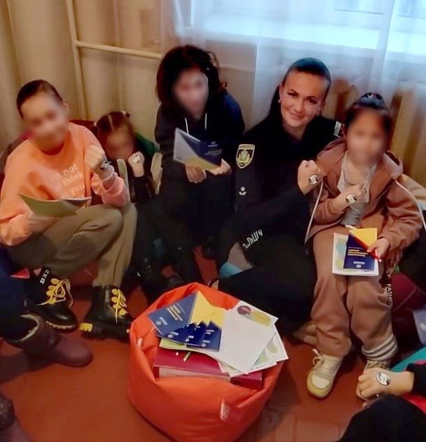 ювенальні поліцейські допомагають діткам у звільнених населених пунктах херсонщини забути жахи окупації та повернутися до нормального життя